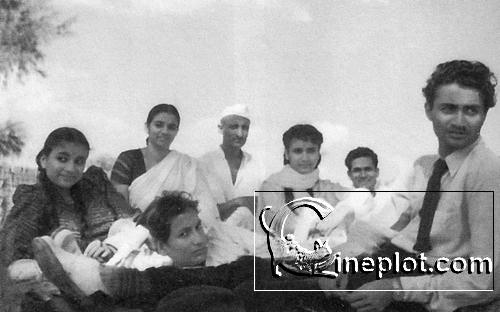 Dev Anand with his sisters