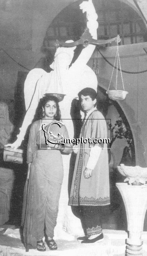 Nimmi and Dilip Kumar on the sets of Udan Khatola (1955)