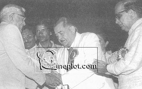 The 35th National Film Festival award presentation ceremony in New Delhi, Raj Kapoor got the Dada Saheb Phalke Award, May 2, 1988.
