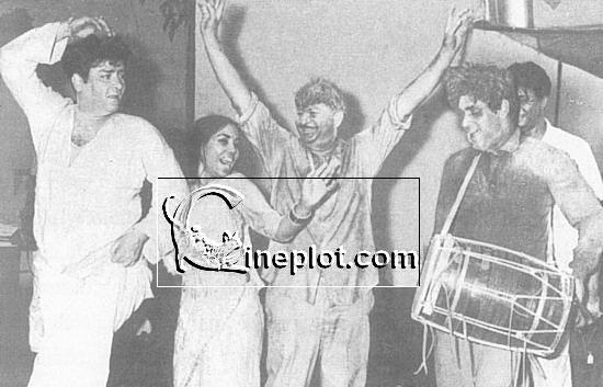 Raj Kapoor with star brother Shammi Kapoor (extreme left) renowned Kathak dancer Sitara Devi, and film star Rajendra Kumar, 1970